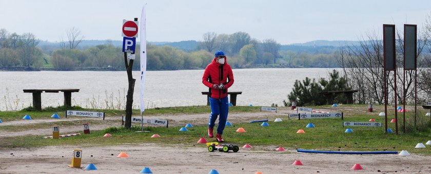 Taras Widokowy Łęk-Osiek ugościł blisko 40-tu kierowców elektrycznych modeli RC